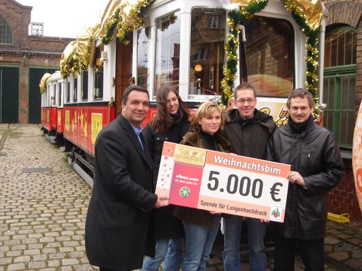  Alexander R. (2. von rechts) freute sich über die stolze Spendensumme. v.l.n.r.: Gerry Fischer - Obmann des Lungenhochdruck Forschungsvereins, Lungenhochdruck-Patientin, Irene Ströck - GF Ströck, Alexander R., Dr. Michael Lichtenegger - GF Wiener Linien)