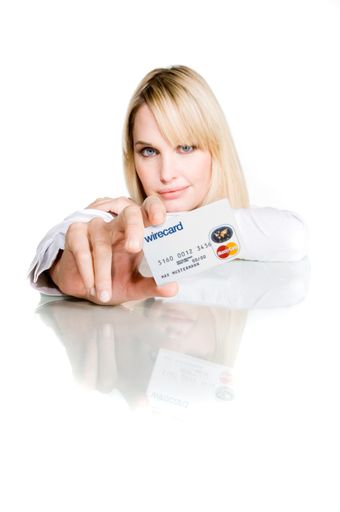  Einfach überall bezahlen: Das Internet-Bezahlsystem "Wirecard" startet im März 2007 mit einer physischen MasterCard, die das aktuelle Angebot der virtuellen MasterCard der Wirecard Bank AG ergänzt. So können Konsumenten demnächst nicht nur im Internet, sondern auch an allen MasterCard Akzeptanzstellen im stationären Handel sicher und bequem einkaufen.