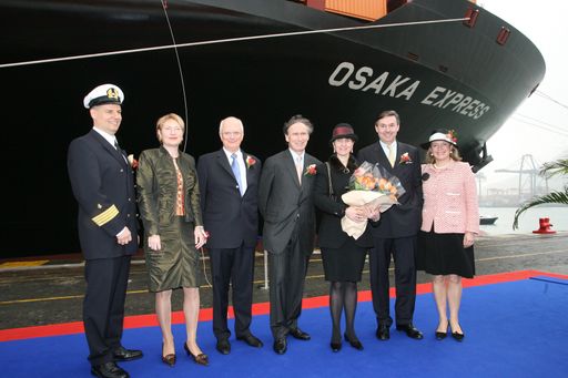  Das "Patenkind" ist 335 Meter lang und 43 Meter breit: Catherine Desbois taufte heute in Hongkong die Osaka Express, den jüngsten Containerjumbo der Hapag-Lloyd-Flotte. Auf dem Foto v.l.n.r.: Kapitän Lars Raddy, Ursula Adrion, Adolf Adrion, Vorstand Hapag-Lloyd AG, Gerard Desbois, CEO der JF Hillebrand Group AG, Taufpatin Catherine Desbois, Michael Behrendt, Vorsitzender des Vorstands der Hapag-Lloyd AG und Cornelia Behrendt. Die JF Hillebrand hat sich auf den Transport von Weinen und Champagner sowie hochwertiger Spirituosen wie Cognacs oder Whiskys spezialisiert und ist in diesem Bereich weltweit führend.