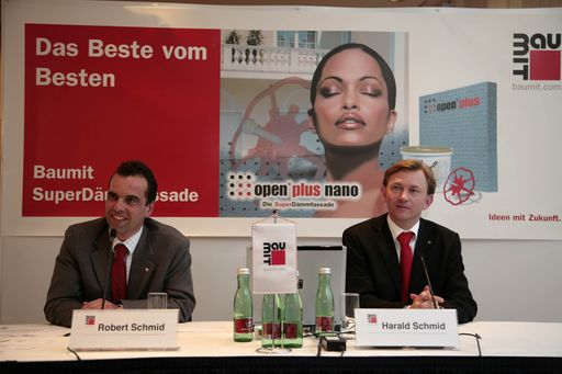 Vorschau Bild von Mag. Robert Schmid (li), Geschäftsführer der Baumit Wopfinger Baustoffindustrie GmbH präsentierte im Rahmen der Bauen&Energie Messe in Wien gleich zwei Neuentwicklungen der Öffentlichkeit: Baumit open plus nano ? Die SuperDämmfassade und den neuen Baumit KalkKlimaputz.