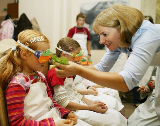 Vorschau Bild von JA! NATÜRLICH GENUSS-WERKSTATT 2006: Sensorik-Schulung mit Barbara van Melle: Die Kids entdecken den Geruch und Geschmack natürlicher Lebensmittel.