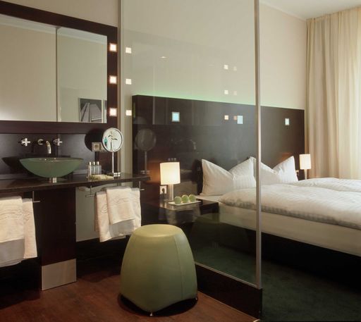 Am 01. April 2007 eröffnet im pulsierenden Herzen der Stadt als erstes Hotel der Marke Fleming’s Hotels & Restaurants das Fleming’s Hotel Wien -Westbahnhof. Im Bild: Fleming’s Hotel Frankfurt-Messse, Zimmer mit Bad