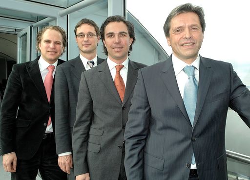 http://www.pressefotos.at/album/1/1/200702/20070227_g/
Gebrüder Weiss verstärkt Investitionsoffensive, v.l.n.r.: Heinz Senger-Weiss (Vorstand Air & Sea Gebr¸der Weiss), Peter Kloiber (Vorstandsmitglied Gebr¸der Weiss), Wolfram Senger-Weiss Finanzvorstand Gebr¸der Weiss), Wolfgang Niessner (Vorstandsvorsitzende Gebr¸der Weiss)