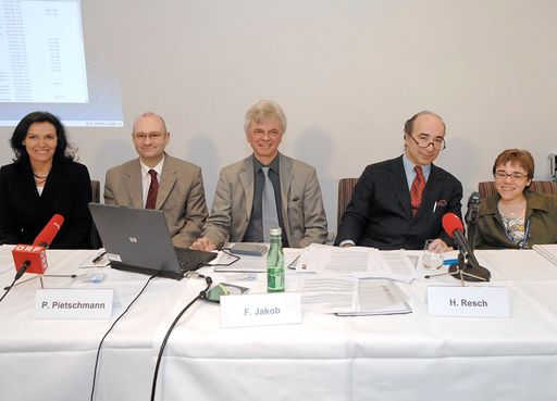 Im Bild v.l.n.r.: Gabriele Suppan (Vorstandsmitglied des Dachverbandes deutschsprachiger Oteoporose Selbsthilfeverbände), Univ. Prof. Dr. Peter Pietschmann (Leiter der Abt. für Molekulare und Biochemische Pathologie Med. Universität Wien), Prof. Dr. Franz Jakob (Vors. des Dachverbandes Osteologie DVO), Prim. Univ. Prof. Dr. Heinrich Resch (Präsident der Deutschen Gesellschaft für Osteologie DGO), Sandra Hermann (Patientin) http://www.pressefotos.at/album/1/1/200702/20070228_o/