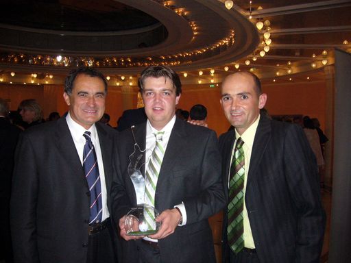 v.l.n.r.: Franz Wittmann, Präsident des österreichischen Golfverbandes und langjähriger Rallye Staatsmeister und Markus Brier, Österreichs Golfer des Jahres 2006, gratulieren Golfschaukel Geschäftsführer Matthias Wobornik zu Verleihung der Auszeichnung 'Golfclub des Jahres 2006'.