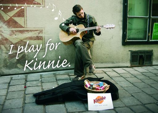 Vorschau Bild von Richard Kapp als Straßenmusiker spielt für Kinnie