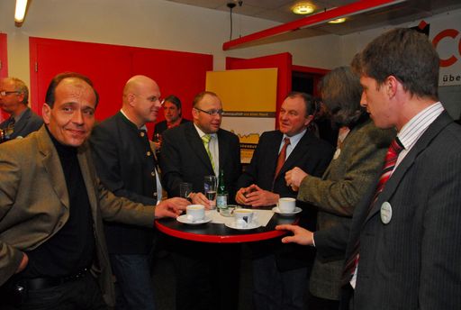 Vorschau Bild von Schlüsselpersonen beider Bezirke in gemeinsamer Diskussion