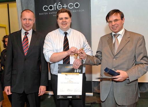 v.l.n.r.: Alf Kramer (Europäische Spezialitätenkaffeeverband SCAE), Michael Lang (Staatsmeister Kaffeeverkosten), Mag. Gerald Steger (café+co Geschäftsführer)
http://pressefotos.at/album/1/1/200703/20070302_k/