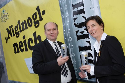 Die Legende - in Blech gegossen: Das "16er Blech"
v.l.n.r.: Mag. Siegfried Menz (Vorstandsvorsitzender), Christiane Wenckheim (Vorstand - Marketing, Verkauf)
http://pressefotos.at/m.php?g=1&u=42&dir=200703&e=20070305_o&a=event