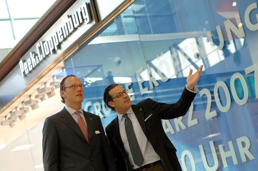 "Peek & Cloppenburg eröffnet die erste Filiale in Vorarlberg und setzt den erfolgreichen Expansionskurs fort!"
v.l.n.r.: Marcus Kossendey: Verkaufsleiter P&C 
Clemens Retzlaff: Storemanager P&C Dornbirn 
http://pressefotos.at/album/1/45/200703/20070306_p/