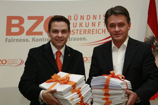 WESTENTHALER: BZÖ bringt 19.034 Unterschriften ins Parlament. BZÖ-Chef Peter Westenthaler und BZÖ-Generalsekretär Gerald Grosz bei einer Pressekonferenz mit den gesammelten 19.034 Unterschriften der BZÖ-Initiative "Ohne Verbot gehts auch" - gegen ein generelles Rauchverbot in Gastronomiebetrieben, die heute an Nationalratspräsidentin Barbara Prammer übergeben werden.