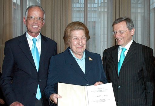 Der Vorsitzende des Kuratoriums des Leopold Kunschak-Preises Dr. Werner Fasslabend, die Preisträgerin Dkfm. Dr. Maria Schaumayer und ÖVP-Klubobmann Dr. Wolfgang Schüssel (von links nach rechts) bei der Verleihung des Kunschak-Preises 2007.