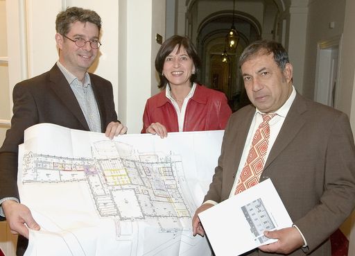 Grand Hotel Sauerhof: erfolgreiche Umsetzung der ehrgeizigen Renovierungspläne. Im Bild v.l.n.r.: Architekt DI Michael Wistawel, Helnan-Regionaldirektorin Elisabeth Hubeny und Helnan International-Präsident Enan Galaly präsentieren die Umbaupläne für den Sauerhof in Baden bei Wien