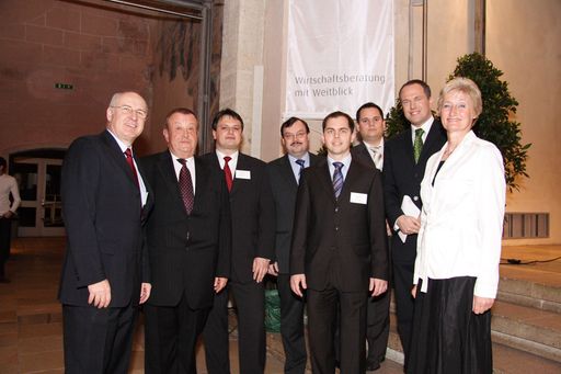  v.l.n.r.: Mag. Klaus Hübner (Präsident der Kammer der Wirtschaft; Mag. Ferdinand Kwasnitzka (Astoria Gründer); Mag. Josef Ehn; Mag. Herbert Schinerl; Andreas Weiß; Jürgen Kellner; Mag. Richard Grasl (Chefredakteur ORF Niederösterreich); Maria Kwasnitzka
http://pressefotos.at/m.php?g=1&u=43&dir=200703&e=20070315_a&a=event
