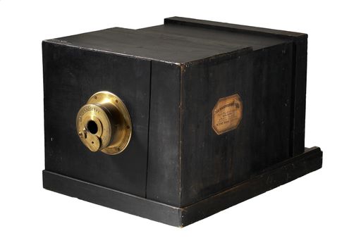 Die erste kommerziell gefertigte Kamera der Welt, ein Vorläufer des legendären "Daguerreotype", wird am 26. Mai im Zuge der "11. Photographica Auction" im Wiener Auktionshaus WestLicht versteigert.