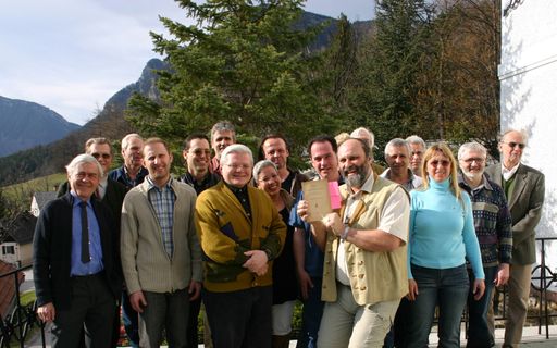 Gruppenfoto mit ÖVR-Mitgliedern, Vorne mit Broschüre Ing. Wilhelm Mohorn (Präsident ÖVR)