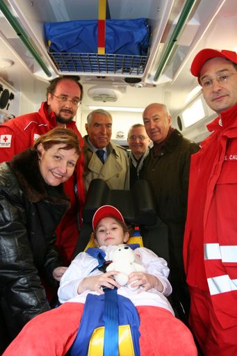 Bezirksvorsteherin Martina Malyar, Leiter Rettungsdienst WRK Christoph Redelsteiner, Aufsichtsratspräsident Dr. Helmut Zilk, Gemeinderat Siegi Lindenmayer, WRK Präsident Dr. Karl Skyba, Notfallsanitäter Sebastiano Cautiero bei der Präsentation des neuen Notarztwagens.
