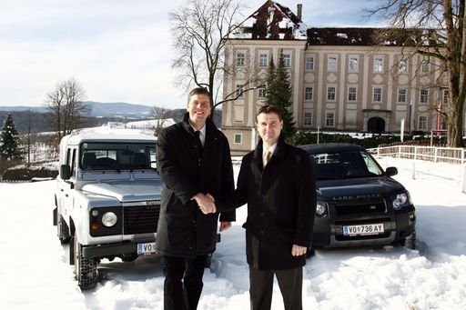 Vorschau Bild von Bundesgestüt Piber eröffnet Sommersaison am 1. April mit vielen neuen Attraktionen und wählt Land Rover als Fahrzeugausstatter: Schlüsselübergabe von Mag. Peter Modelhart/Land Rover an Mag. Armin Aigner/Spanische Hofreitschule-Bundesgestüt Piber