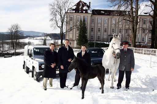  Eröffnung der Sommersaison im Bundesgestüt Piber am 1. April mit vielen neuen Attraktionen und Land Rover als neuer Fahrzeugausstatter des Gestüts: Mag. Georg Staudinger und Mag. Peter Modelhart/Land Rover und Mag. Armin Aigner/Gestüt Piber (von links) besiegeln Ausstatter-Vertrag und Fohlen-Patenschaft für den jungen Lipizzaner-Hengst Favory Darinka