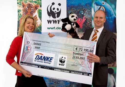  Stefan Oberndörfer, Produktgruppen Manager der Umweltmarke DANKE und Patricia Graf, zuständig für Unternehmenskooperation vom World Wide Fund for Nature (WWF), freuten sich gestern in der WWF-Zentrale in Frankfurt zu Recht: DANKE übergab einen Scheck über 72.195,60 Euro an den WWF.
