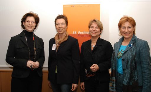  v. l. n. r. Staatssekretärin BMWA Christine Marek, Abg. z. NR Gabriele Heinisch-Hosek, Projektleiterin SOPHIE-BildungsRaum für Prostituierte Mag.a Eva van Rahden, MEP Christa Prets