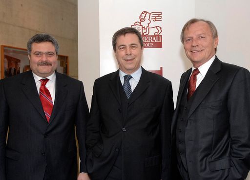 v.l.n.r.: Dr. Luciano Cirinà (Vorsitzender des Vorstandes der Generali Versicherung AG), Dipl.-Bw. Walter Steidl Mitgl. des Vorstandes der Generali Versicherung), Dipl. Kfm. Werner Moertel (Mitgl. des Vorstandes Generali Versicherung)
http://pressefotos.at/album/1/1/200703/20070328_g/