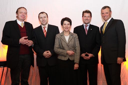 Die APA - Austria Presse Agentur präsentierte am Mittwoch, den 28.3.2007, im Wiener Justizpalast eine neue Politiker-Datenbank. Im Bild v.l.n.r.: Leopold Mayr (Leiter Ressort Innenpolitik APA), Mag. Peter Kropsch (Geschäftsführer APA Ð Austria Presse Agentur), Mag. Barbara Prammer (Präsidentin des Nationalrates), Raphael Draschtak (Pressesprecher der Industriellenvereinigung), Andreas Kovar (Geschäftsführer Kovar & Köppl)
http://pressefotos.at/album/1/42/200703/20070328_p/