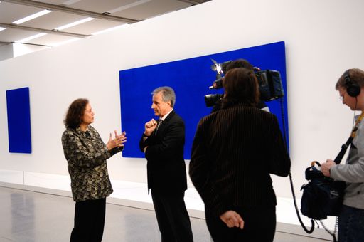 Im Bild v. l. n. r.: Rotraut Klein-Moquay (Witwe von Yves Klein) und Direktor Edelbert Köb (MUMOK)