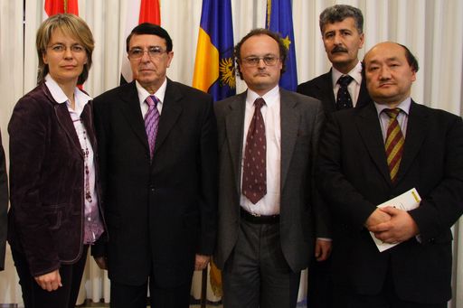  v.l.n.r.: Landesrätin Dr. Petra Bohuslav; S.E. Dr. Riyad Nassan Agha (Syrischer Kulturminister); Dr. Matthias Pfaffenbichler (Kurator der Hofjagd- und Rüstkammer des Kunsthistorischen Museums Wien); Dr. Bassam Jamous (Generaldirektor der Antikenverwaltung in Damaskus); S.E. Enkhtaivan (Botschafter der Mongolei)

http://pressefotos.at/m.php?g=1&u=43&dir=200703&e=20070330_s&a=event
