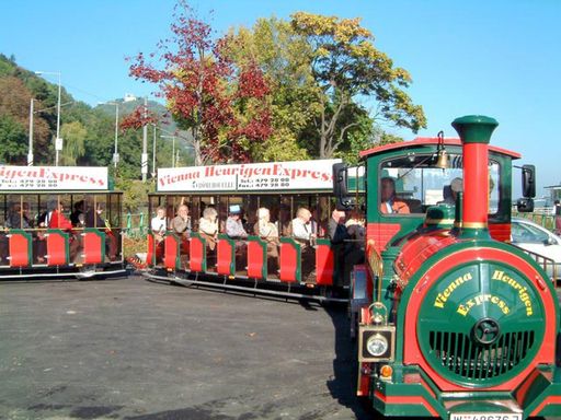 Vorschau Bild von Der Vienna Heurigenexpress fährt täglich, ab der Endstation Straßenbahn Linie D-Nussdorf, zu jeder vollen Stunde, zwischen 12h bis 19h von 1. April bis Ende Oktober hinauf auf den Kahlenberg und retour durch den Wienerwald und Grinzing.