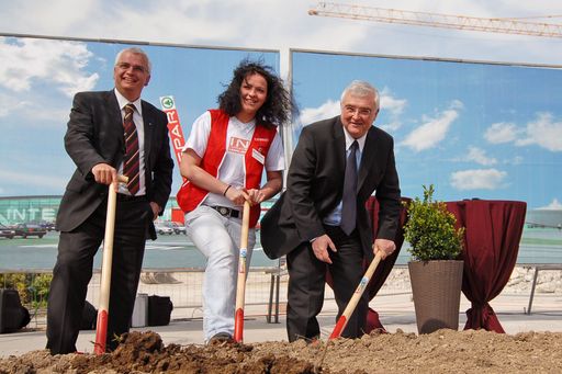 Mag. Marcus Wild (Geschäftsführer Interspar), Interspar Lehrling, Dr. Franz Dobusch (Bürgermeister der Stadt Linz)
http://pressefotos.at/m.php?g=1&dir=200704&u=45&a=event&e=20070410_i