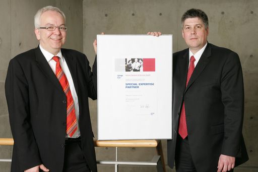 Peter Friedel (links im Bild) nimmt für ITELLIUM die 'SAP Special Expertise Partner'-Urkunde von Volker Scheffer (SAP) entgegen.