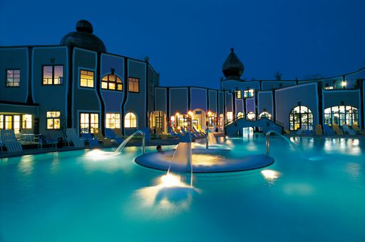 ROGNER BAD BLUMAU zahlte dem Land Steiermark am 30. März 2007 einen Betrag von EUR 4.780.000,--. Im Bild: Außentherme im Rogner Bad Blumau Steiermark.