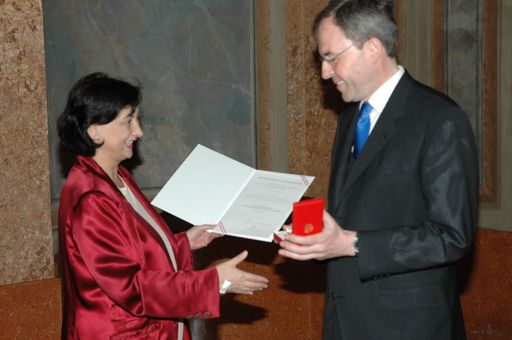 Justizministerin Dr. Maria Berger verleiht Goldenes Ehrenzeichen an Generalsekretär Dr. Christian Sonnweber.