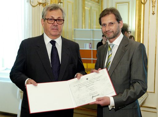 Vorschau Bild von Herr Prof. KR Alfons Metzger nimmt die Urkunde von Herrn Bundesminster Dr. Johannes Hahn entgegen.