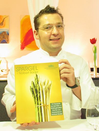  Haubenkoch Norbert Bader mit dem einzigartigen Spargelkochbuch - gratis zum Downloaden