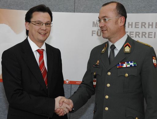 Verteidigungsminister Darabos gratuliert dem neuen steirischen Militärkommandanten Oberstleutnant Zöllner
