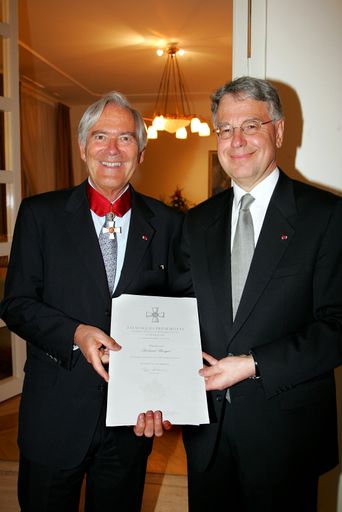  René Nyberg, Botschafter der Republik Finnland, überreicht Roland Berger, Aufsichtsratsvorsitzender von Roland Berger Strategy Consultants, am 24.04.2007 in Berlin das Komturkreuz des Ordens des finnischen Löwen.