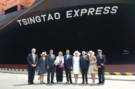 Taufe Tsingtao Express in Qingdao, China am 27.04.2007. v.l.n.r.: Kurt K.Larsen (CEO des dänischen Unternehmens DSV), Cornelia Behrendt, Michael Behrendt (Vorsitzender des Vorstands der Hapag-Lloyd AG), Vibeke Larsen (Taufpatin), Dr. Michael Frenzel (Vorsitzender des Vorstands der TUI AG und Aufsichtsratsvorsitzender der Hapag-Lloyd AG), Gabriele Frenzel, Adolf Adrion (Mitglied des Vorstands der Hapag-Lloyd AG), Ursula Adrion und Kapitän Frank-Jürgen Schmidt.