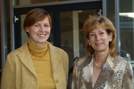 Österreichs führende Einkaufsgenossenschaft für Hotellerie und Gastronomie hogast setzt weiterhin auf Frauenpower. Mag. Barbara Schenk (46) steht ab 1. Mai 2007 an der Spitze des - gemäß Trend-Ranking -144-größten Unternehmens Österreichs. v.l.n.r.: Mag. Barbara Schenk und Dr. Renate Schönlieb