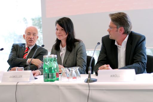 Vorschau Bild von APA-OTS Tourismuspresse, seit 2006 eine 100%ige Tochter der APA - Austria Presse Agentur, ist heute Österreichs branchenführender Verbreiter von touristischen Presseinformationen mit Sitz in Innsbruck. Im Rahmen des Pressegesprächs wurden der Öffentlichkeit erstmals die Innovationen rund um die Plattform www.tourismuspresse.at präsentiert, neue internationale Dienstleistungen und der prominent besetzte Fachbeirat vorgestellt.
Im Bild: Herwig van Staa (Landeshauptmann Tirol), Alexandra Aigmüller (GF APA-OTS Tourismuspresse GmbH), Stefan Kröll (GF pro.media kommunikation gmbH und Vorsitzender Fachbeirat)
Link zur Fotogalerie:
http://pressefotos.at/m.php?g=1&u=45&dir=200704&e=20070427_t&a=event