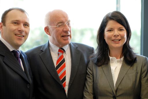  APA-OTS Tourismuspresse, seit 2006 eine 100%ige Tochter der APA - Austria Presse Agentur, ist heute Österreichs branchenführender Verbreiter von touristischen Presseinformationen mit Sitz in Innsbruck. Im Rahmen des Pressegesprächs wurden der Öffentlichkeit erstmals die Innovationen rund um die Plattform www.tourismuspresse.at präsentiert, neue internationale Dienstleistungen und der prominent besetzte Fachbeirat vorgestellt.
Im Bild: Peter Kropsch (GF APA - Austria Presse Agentur), Herwig van Staa (Landeshauptmann Tirol), Alexandra Aigmüller (GF APA-OTS Tourismuspresse GmbH) 
Link zur Fotogalerie: 
http://pressefotos.at/m.php?g=1&u=45&dir=200704&e=20070427_t&a=event