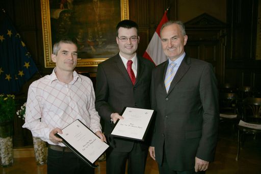 AGRANA Generaldirektor DI Johann Marihart verleiht den AGRANA Forschungsförderungspreis an ao.Univ.Prof. Dr. Wolfgang Gindl und Dr. Hermann Peyerl