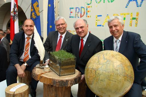  v.l.n.r.: Landesrat Wolfgang Sobotka; Bürgermeister Mayr (Waidhofen/Ybbs); Landeshauptmann Dr. Erwin Pröll; Bürgermeister Heuras (St.Peter/Au)
http://pressefotos.at/m.php?g=1&u=43&dir=200704&e=20070427_n&a=event