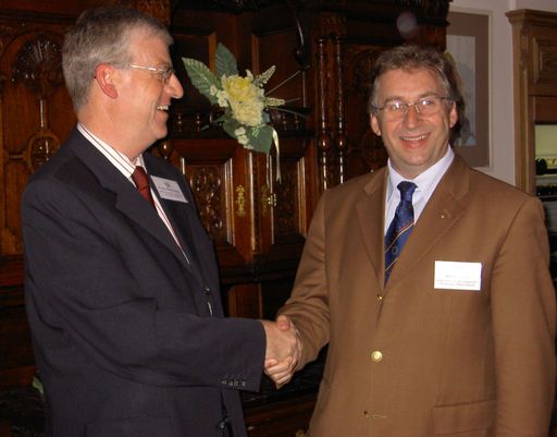  Am 26. und 27. April 2007 tagten erstmals die Spitzen der österreichischen Erwachsenenbildung in Vorarlberg, um im Rahmen des "Ländernetzwerks Weiter.Bildung" die Zukunft der österreichischen Erwachsenenbildung zu gestalten, aber auch, um Abstimmungen vorzunehmen und den Erfahrungsaustausch zu pflegen. Im Bild:  Vorsitzübergabe DI Rudolf Planton (rechts) - Mag. Wolfgang Türtscher (links)