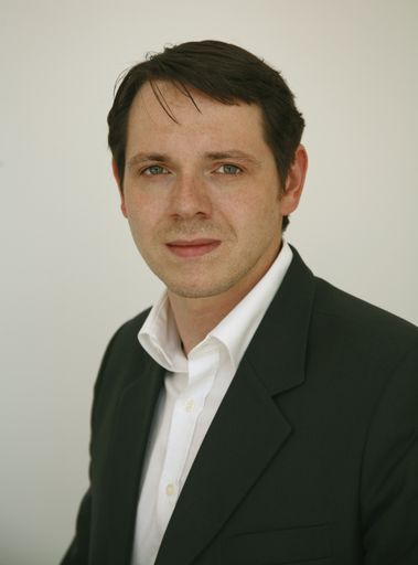  Christoph Seda (28) ist seit Mitte April als neuer Produkt Manager für die Weiterentwicklung und Vermarktung des gesamten Online-Angebots von Springer Business Media Austria (SBMA) verantwortlich.