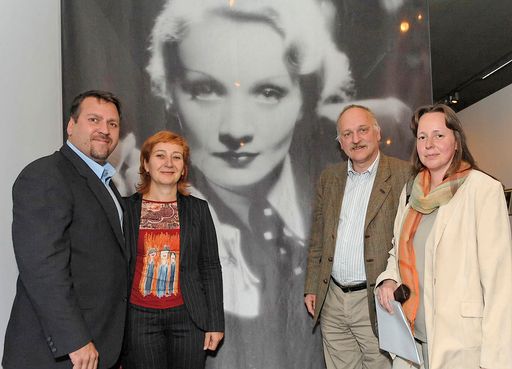 Kunstmeile Krems: Mythos Marlene Dietrich, v.l.n.r.: David Riva (Enkel Marlene Dietrichs und Regisseur), Mag. Christa Auderlitzky (Künstlerische Leiterin Österreichische Filmgalerie), Werner Sudendorf (Wissenschaftlicher Berater, Marlene Dietrich Collection Berlin der Deutschen Kinemathek - Museum für Film und Fernsehen), Silke Ronneburg (Marlene Dietrich Collection Berlin der Deutschen Kinemathek - Museum für Film und Fernsehen), Fotografiert von Niko Formanek
http://www.pressefotos.at/album/1/1/200705/20070502_f/