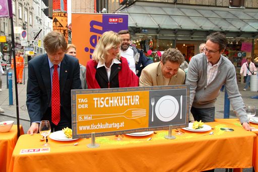 v.l.n.r.: Mag. Thomas Blimlinger (Bezirksvorsteher von Wien Neubau); KR Mag. Eva Zirps-Ehrenberger (Bundesobfrau des Gremiums Eisen- und Hartwarenhandel); Herr Schmid (Verkaufsleiter WMF); Dr. Christian Schett (Initiative Tischkultur)

http://pressefotos.at/m.php?g=1&dir=200705&u=43&a=event&e=20070505_t
