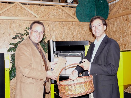  v.l.n.r.: Dipl.-Ing. Herbert Hartl, MBA und Techno-Z-Geschäftsführer Mag. Werner Pfeiffenberger vor dem SHT-Kombi-Heizkessel für Pellets und Scheitholz.