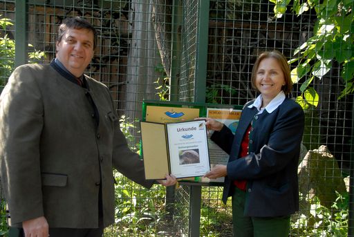 TVB Kaiserwinkl Obmann Gerhard Erharter mit Zoo Direktorien Frau Dr. Schratter